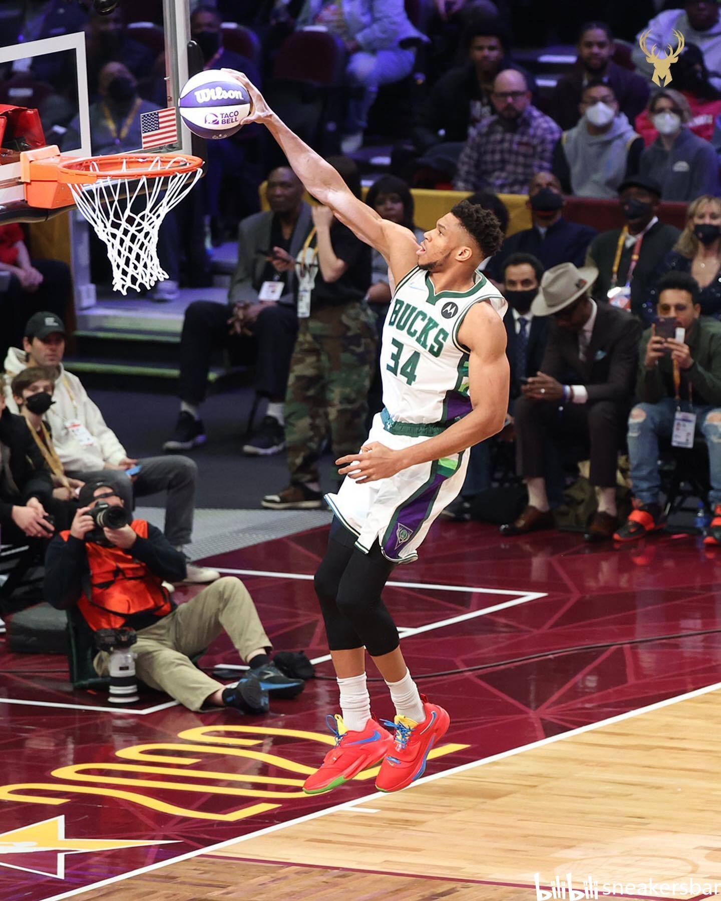 他是全场最耀眼的那个人（全场焦点尽在他一人）