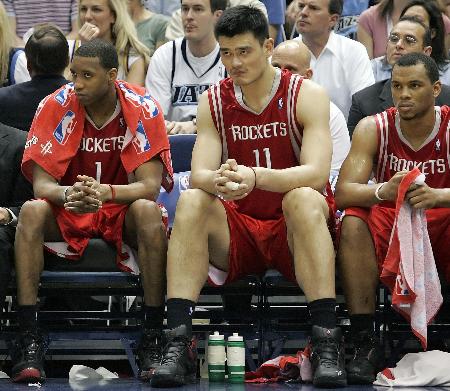 詹姆斯关键三分绝杀比赛（詹姆斯压哨三分制胜）