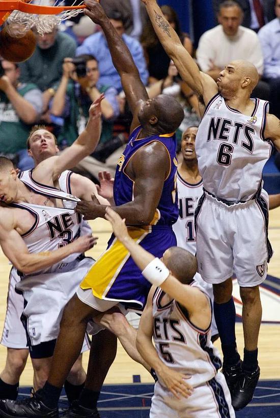 PTSD了？当值德国籍VAR裁判提醒主裁河南队后卫用手阻挡射门（又触发PTSD？德国籍VAR提示主裁：河南后卫手球封堵射门）