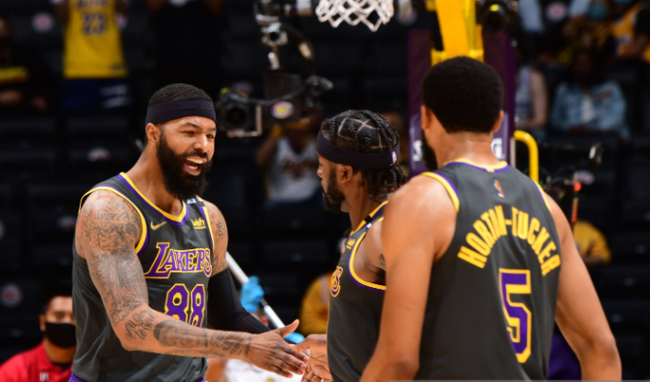 库里谈与斯潘塞搭档：只要是球商高的球员，我就能和他搭档（库里谈与斯潘塞联手：只要球商高，就能与我合拍）