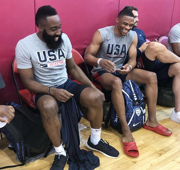 何宇鹏纪念捧杯： 一整季的重量都化为光芒，只为这一次触碰（何宇鹏捧杯时刻：漫长赛季的沉淀化作耀眼一瞬，只为这一刻的触及）