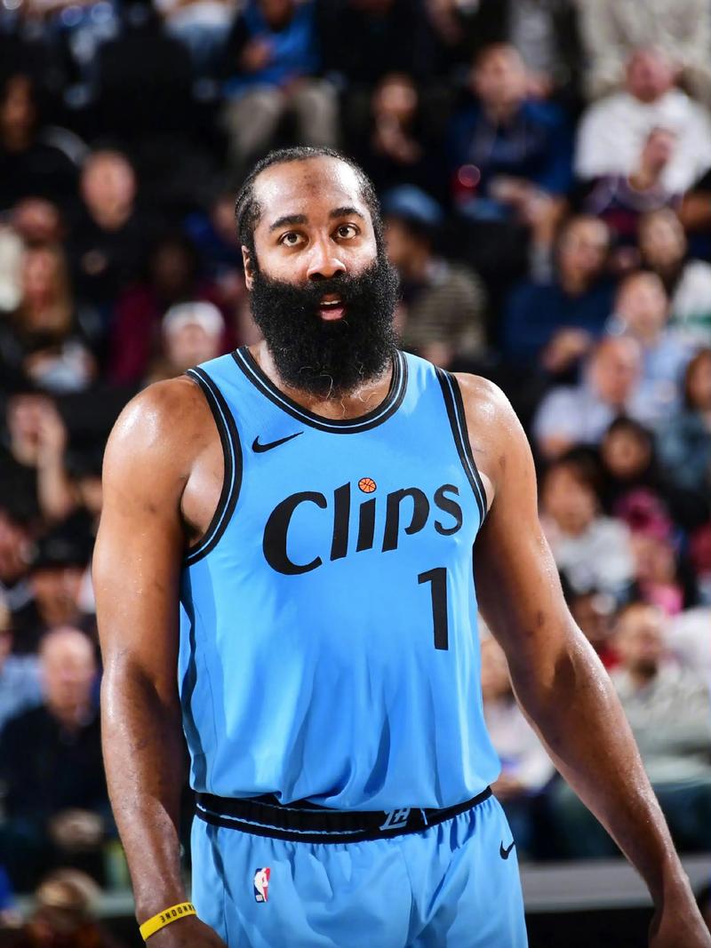 皇马反击效率惊人（皇马反击如闪电，高效致命）